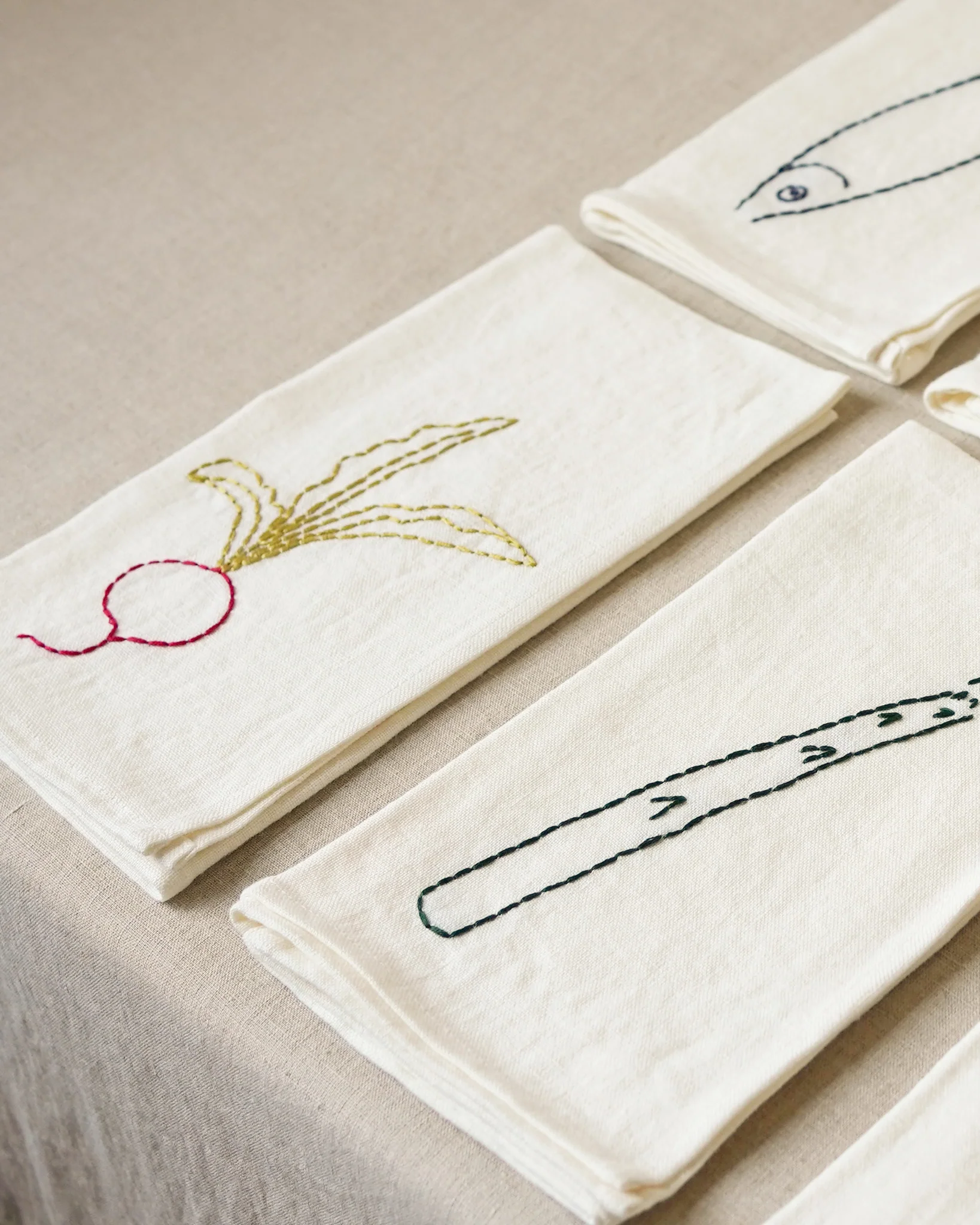 Diner Au Bistrot Embroidered Napkin Set - Image 3
